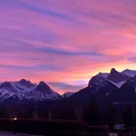 Incredible Mountain View Townhouse In Dt Canmore W/ A/C & U/A Parking