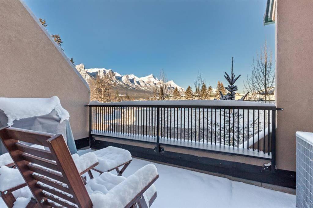Incredible Mountain View Townhouse In Dt W/ A/c & U/a Parking * Canmore
