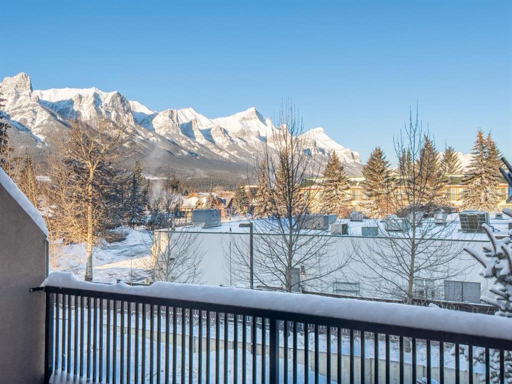 Incredible Mountain View Townhouse In Dt W/ A/c & U/a Parking Holiday home Canmore