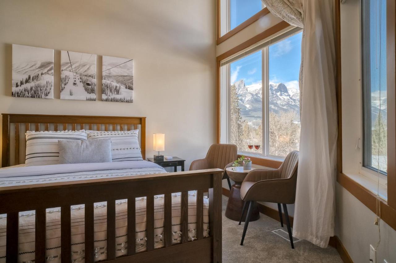 Incredible Mountain View Townhouse In Dt W/ A/c & U/a Parking Holiday home Canmore