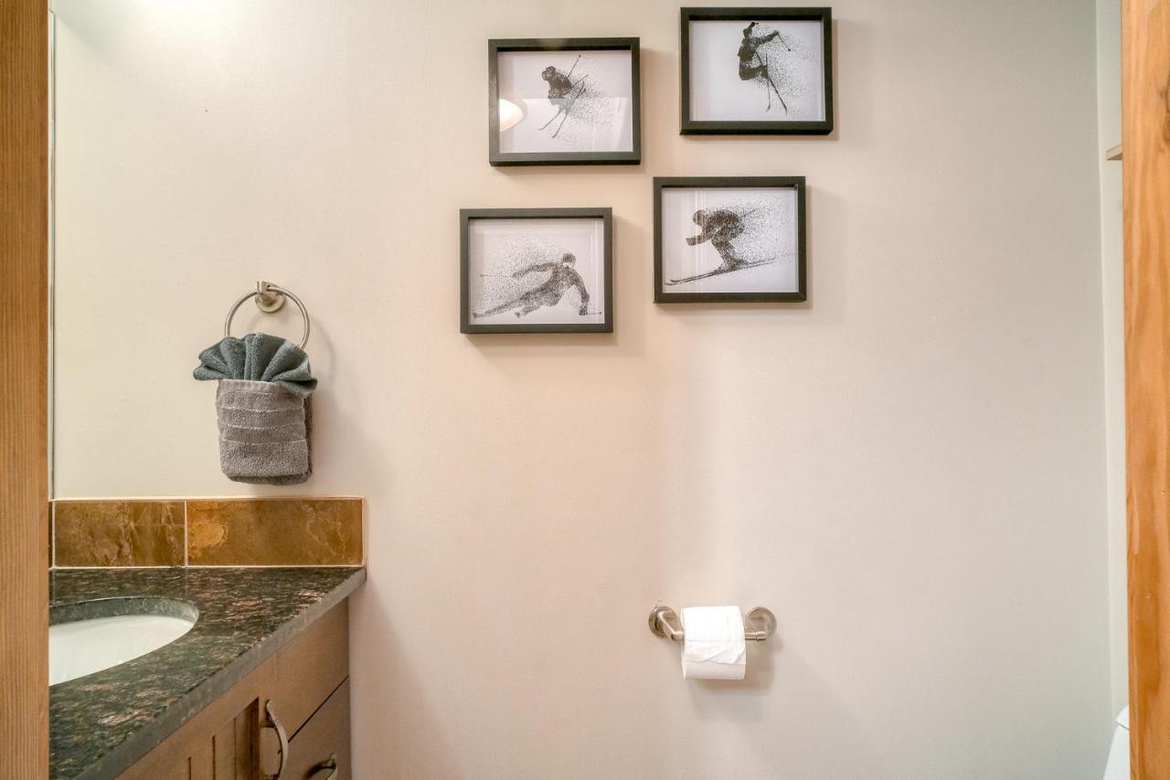 Holiday home Incredible Mountain View Townhouse In Dt W/ A/c & U/a Parking Canmore