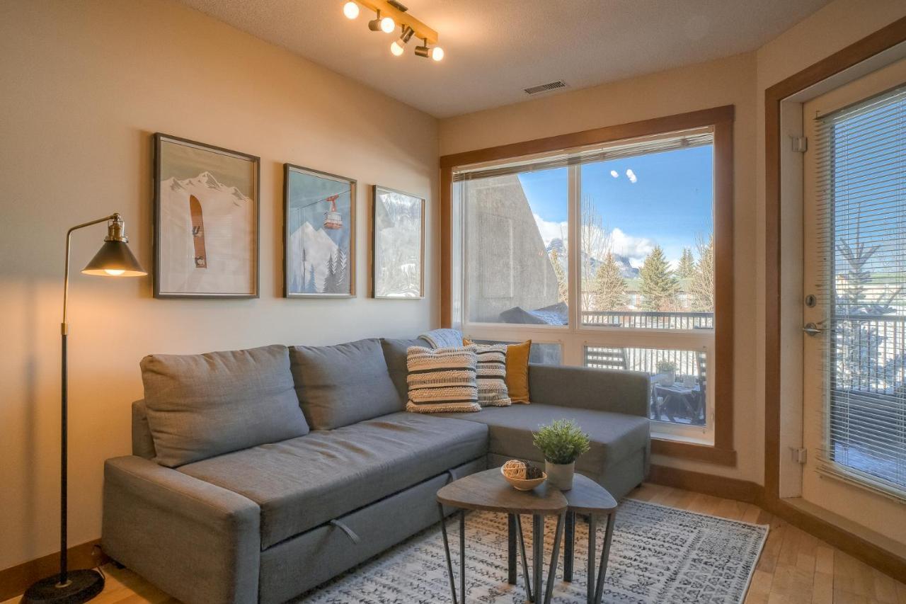 Incredible Mountain View Townhouse In Dt W/ A/c & U/a Parking Canmore
