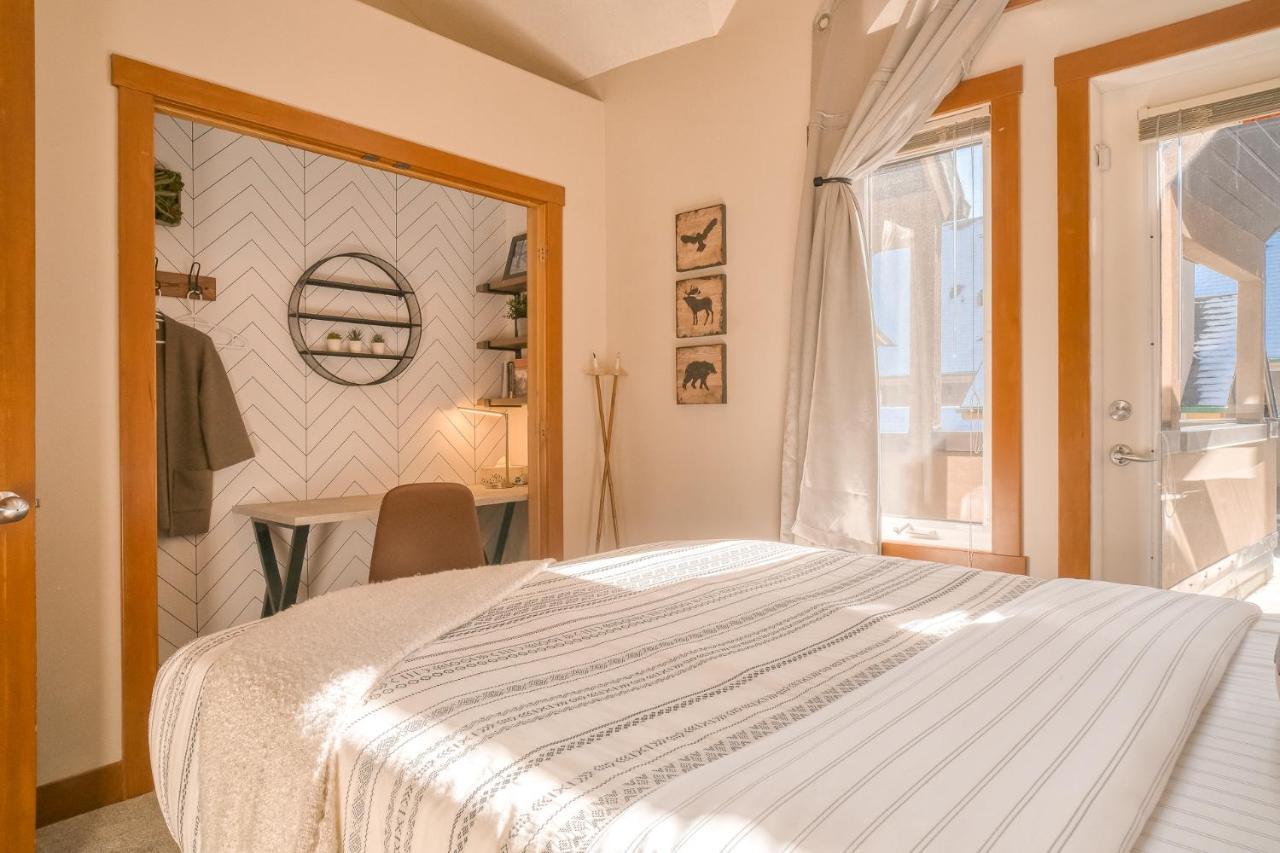 Incredible Mountain View Townhouse In Dt W/ A/c & U/a Parking *