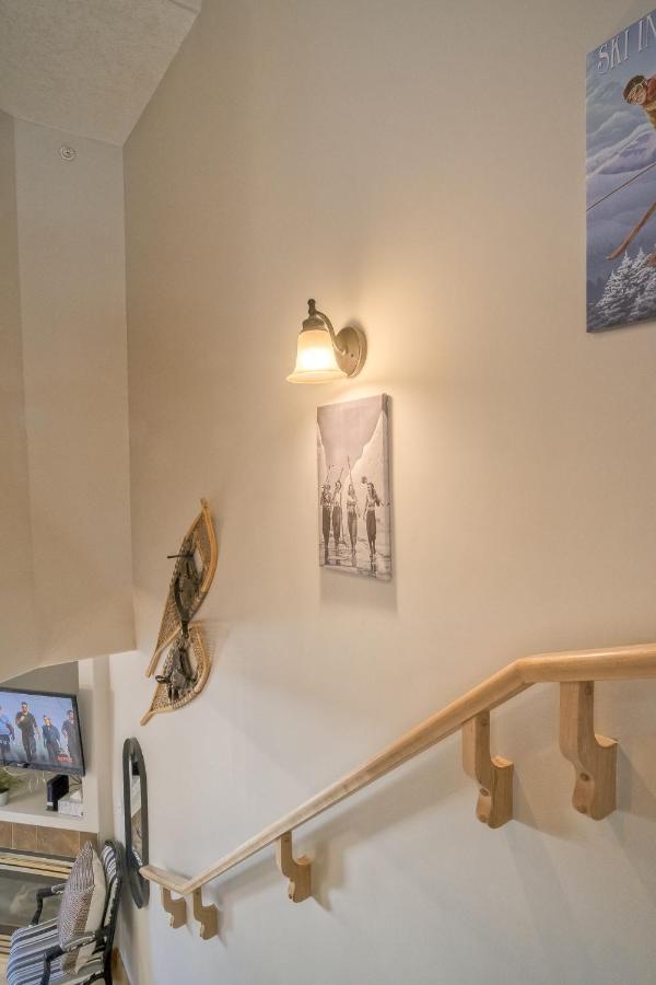 Incredible Mountain View Townhouse In Dt W/ A/c & U/a Parking *