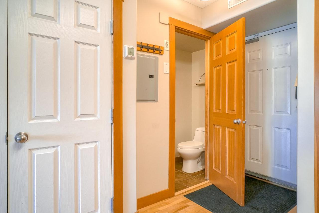 Incredible Mountain View Townhouse In Dt W/ A/c & U/a Parking Canmore