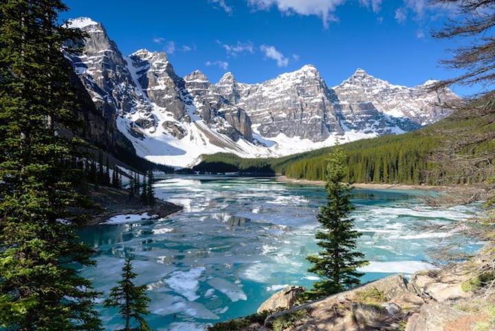 Holiday home Incredible Mountain View Townhouse In Dt W/ A/c & U/a Parking Canmore
