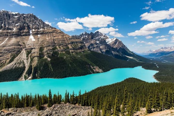 Incredible Mountain View Townhouse In Dt W/ A/c & U/a Parking Canmore