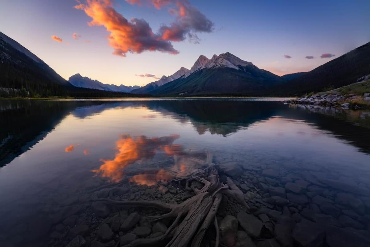 Incredible Mountain View Townhouse In Dt W/ A/c & U/a Parking Holiday home Canmore